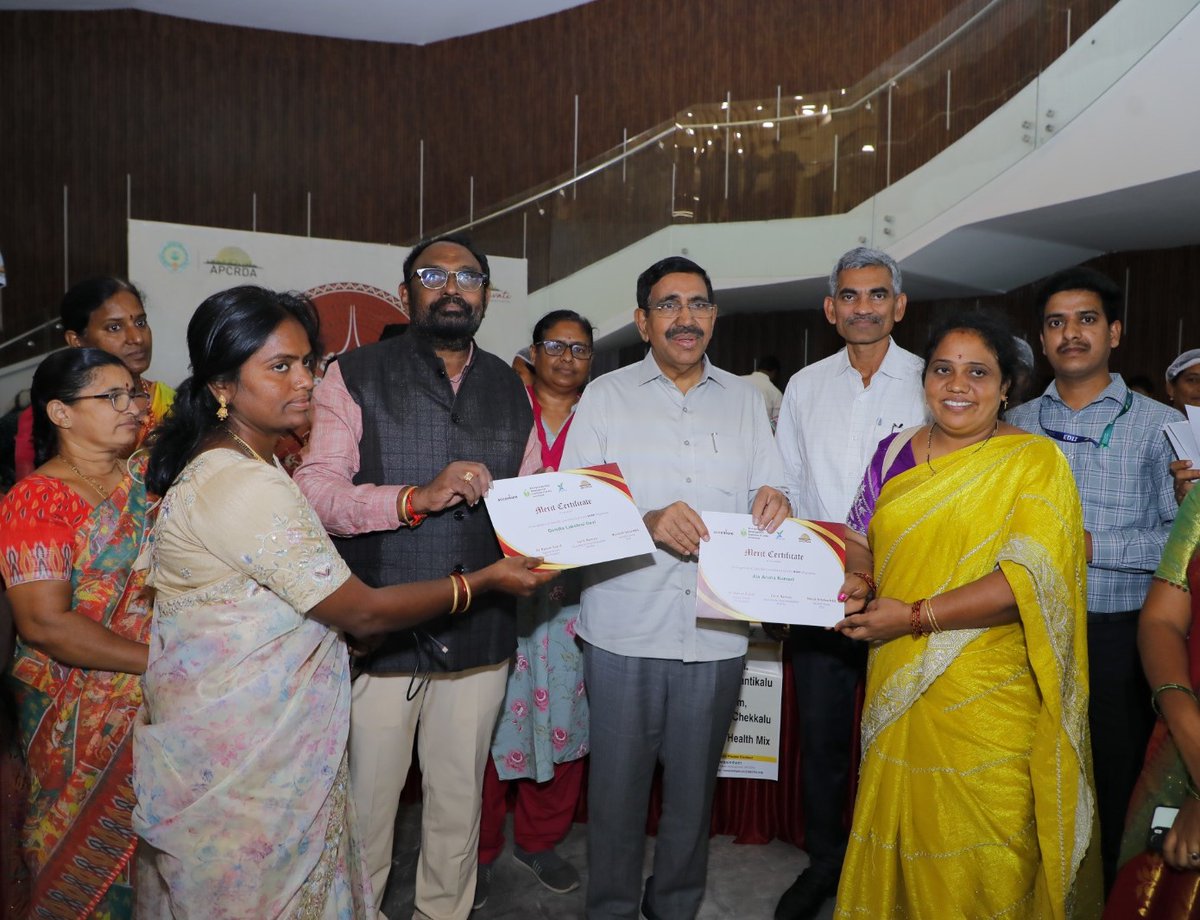 PrajaRajadhani's tweet image. Women from #Amaravati Capital Villages successfully completed a 26-day Micro Skillpreneurship Development Programme(MSDP) conducted under the guidance of #APCRDA, in partnership with leading development and entrepreneurship institutions @GuideFoundation @EDIIAhmedabad &amp;amp;…