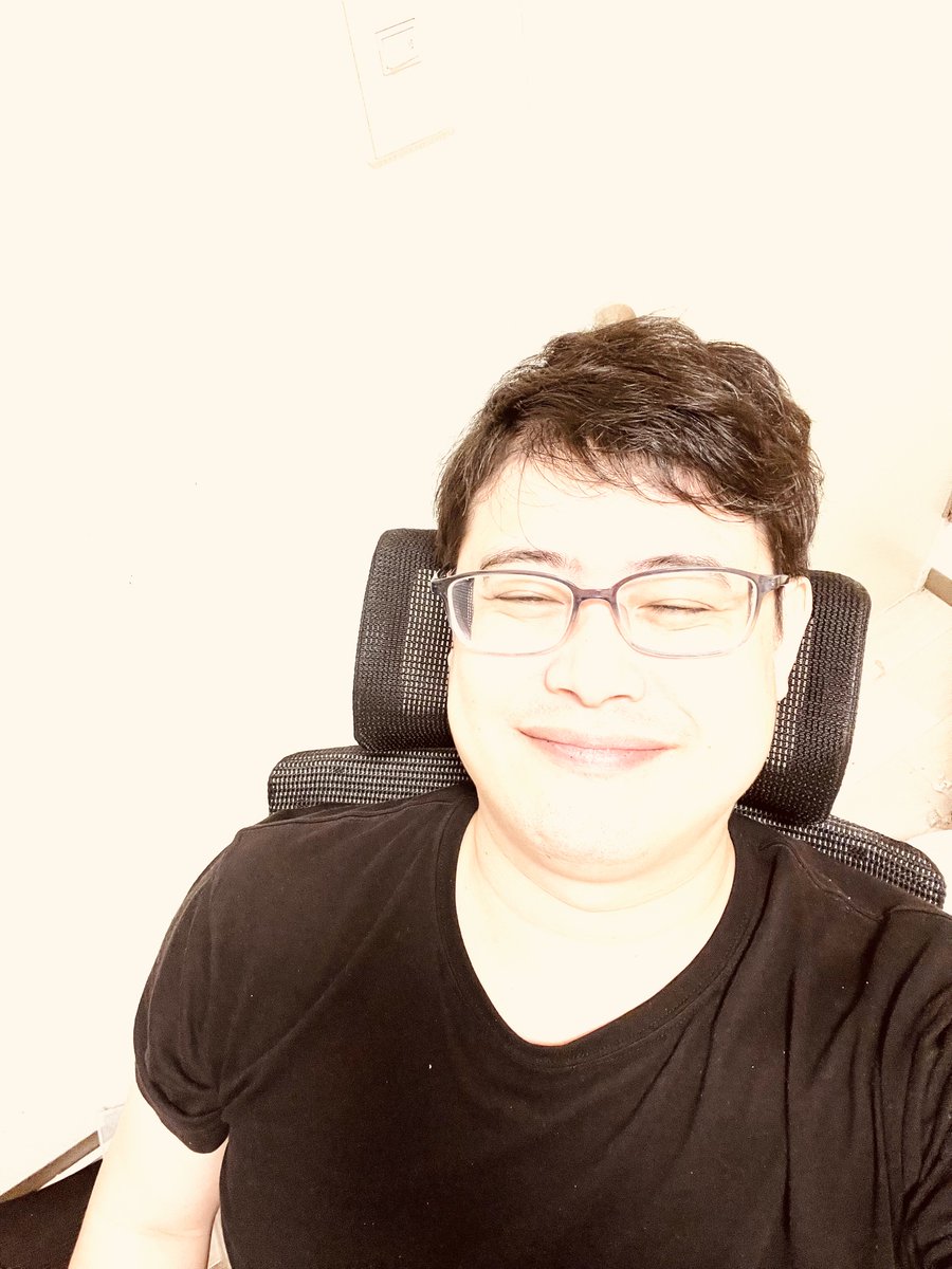 1年半使用しているが、腰は痛くならんし 座面と背もたれ部分が全く 1年半使用しているが、腰は痛くならんし 座面と背もたれ部分が全く