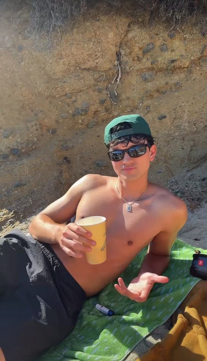 acervocharlieb's tweet image. 🚨 BOM DIA! Charlie Bushnell está solto em alguma praia por aí.