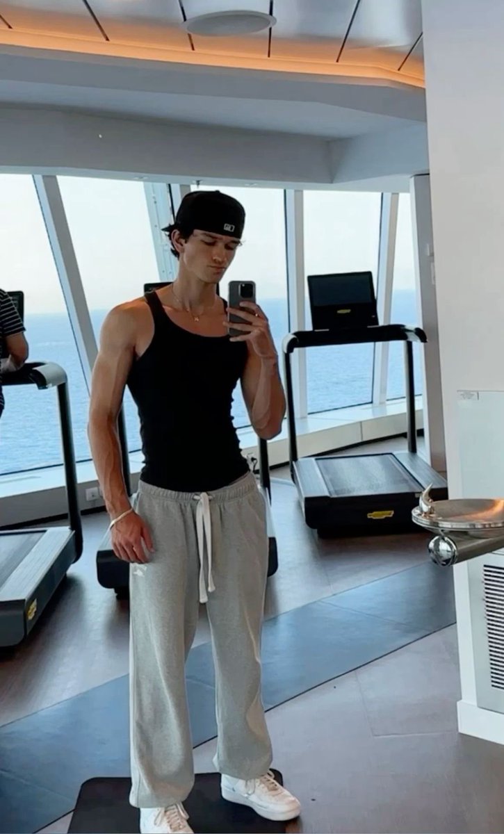 acervocharlieb's tweet image. 🚨 BOM DIA! Charlie Bushnell está solto em alguma praia por aí.