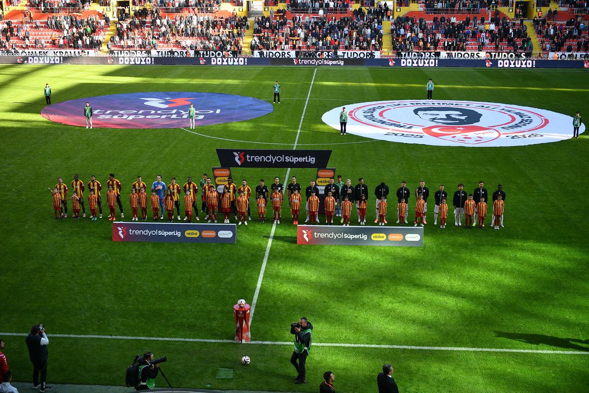 Kayserispor‘umuz için tribünde yerimizi aldık. 🏟️

Haydi çocuklar bu maç bizim olsun. 💛❤️

#KYSR #KYSvGFK