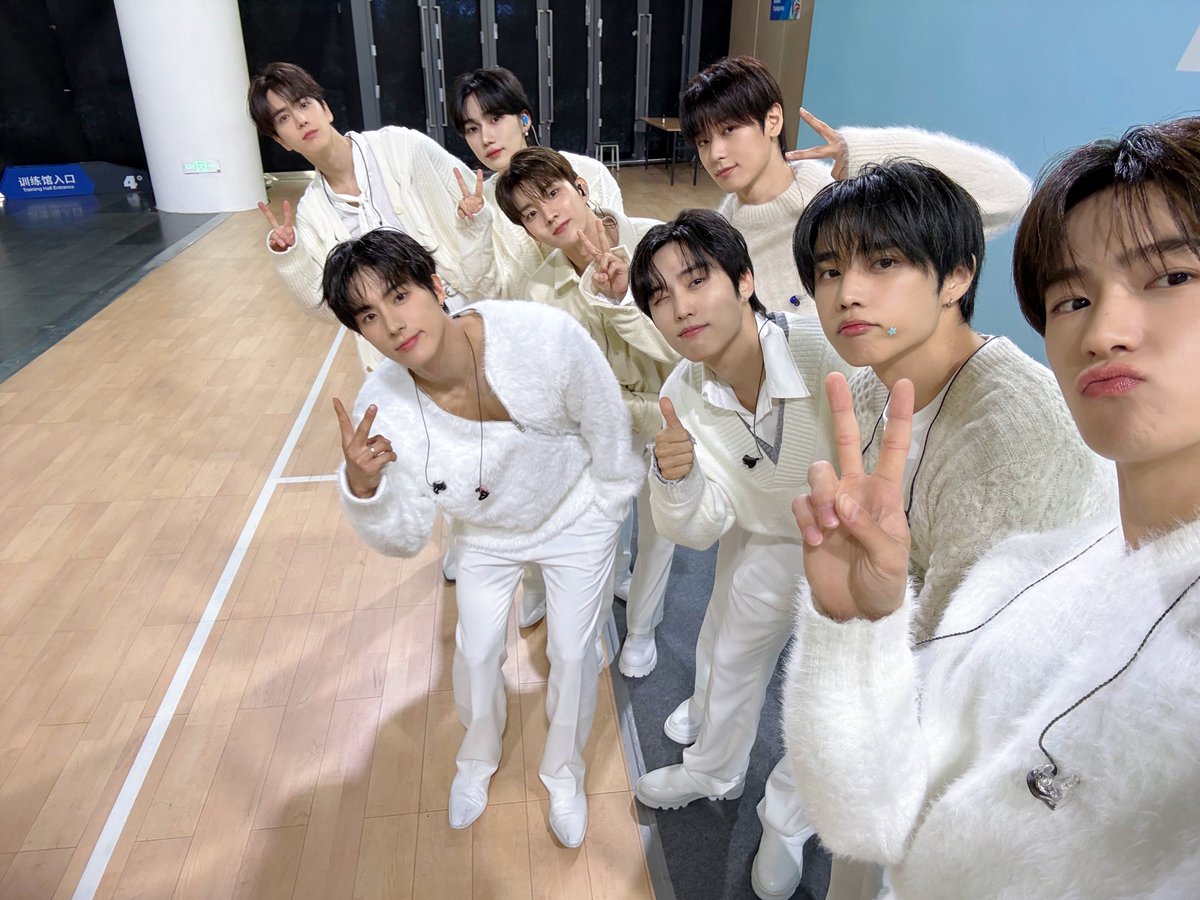 THEBOYZ_officl's tweet image. [📸] THE BOYZ CHINA FANMEETING in Chengdu 완료☁️ 중국 청두에서 더비랑 함께 보낸 오늘⭐️ 같이 즐겁게 얘기도 하고 따뜻한 시간을 보낼 수 있어서 정말 행복했어요🫧 谢谢你来见我托THE B💕 的福我很幸福🪽

#THEBOYZ #더보이즈