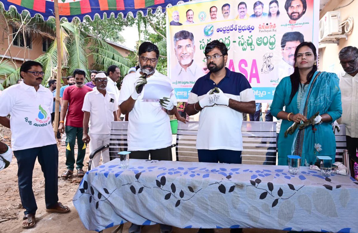 ప్రభుత్వ కార్యాలయాల పరిసరాలను శుభ్రం చేసి కలెక్టరేట్ సుందరీకరణలో భాగస్వామ్యం కావాలని జిల్లా కలెక్టర్ డీ . కే . బాలాజి గారు  ఉద్యోగులకు పిలుపు నిచ్చారు . ( 1 / 5 )