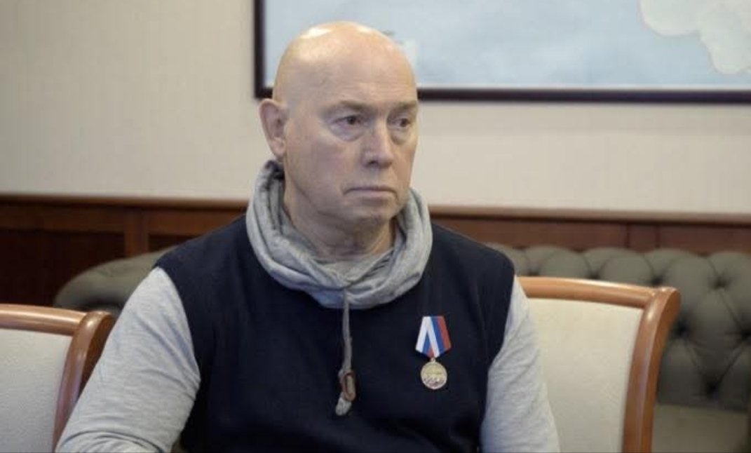 Виктора Сухорукова на пустили в Германию,где он планировал отдохнуть на Рождество.
Он обиделся и сказал,что "приедет на танке"