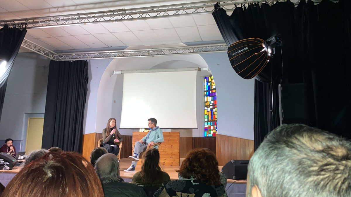 StAndreuEnComu's tweet photo. Amb la regidora de @bcnencomu Carol Recio presents a la tertúlia espectacle de Perifèriques 2025 sobre la memòria democràtica de gènere i la defensa del patrimoni cultural de conservar un espai de la presó de dones de la Trinitat Vella per mantenir viva i divulgar la memòria. https://t.co/6uDVribBsG