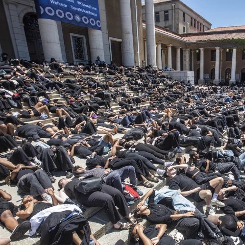 Νότια Αφρική: Κηρύσσει την έμφυλη βία εθνική καταστροφή μετά τις μαζικές διαμαρτυρίες - Περίπου 15 γυναίκες δολοφονούνται καθημερινά #jennygr

jenny.gr/update/451472/…