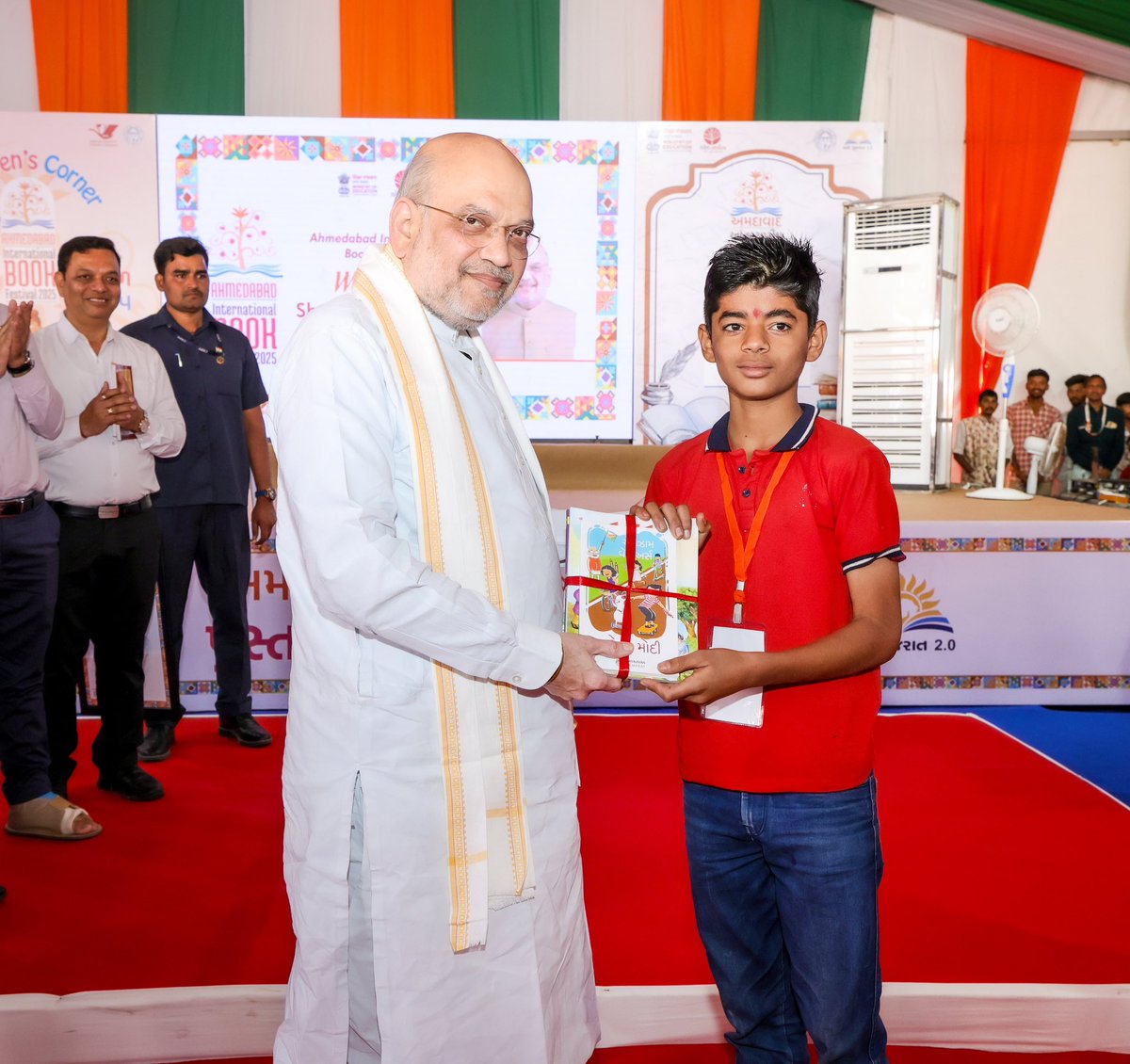 AmitShah's tweet image. પુસ્તકો માત્ર જ્ઞાનનું જ નહીં પણ વ્યક્તિત્વ નિર્માણનું પણ એક મહત્વપૂર્ણ માધ્યમ છે. આજે અમદાવાદ ખાતે AMC અને @nbt_india દ્વારા આયોજિત &apos;અમદાવાદ આંતરરાષ્ટ્રીય પુસ્તક મેળા&apos;માં બાળકોને પુસ્તકોનું વિતરણ કર્યું તેમજ વિવિધ સ્ટોલની મુલાકાત લીધી.

સાહિત્યિક કાર્યક્રમો, લોકગીતો અને કવિતા…