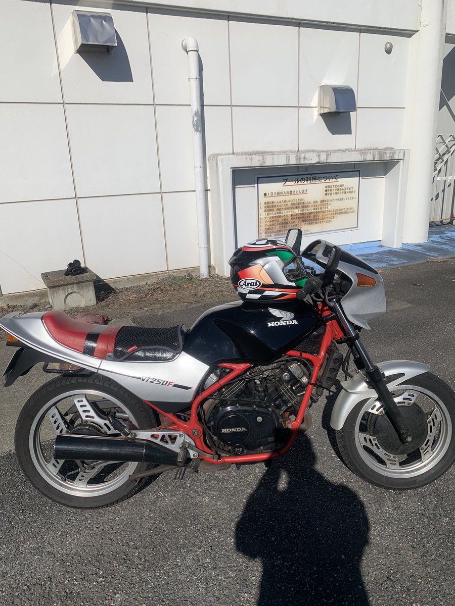 9xtTzMn6VewGL9M's tweet photo. #愛車の美形を写真一枚で伝えよう
タンクはブラックへ交換🔧
レッドシートは補修🪛
少しは美形になったかな👀
#VT250Fc https://t.co/WiDVUxvkvG