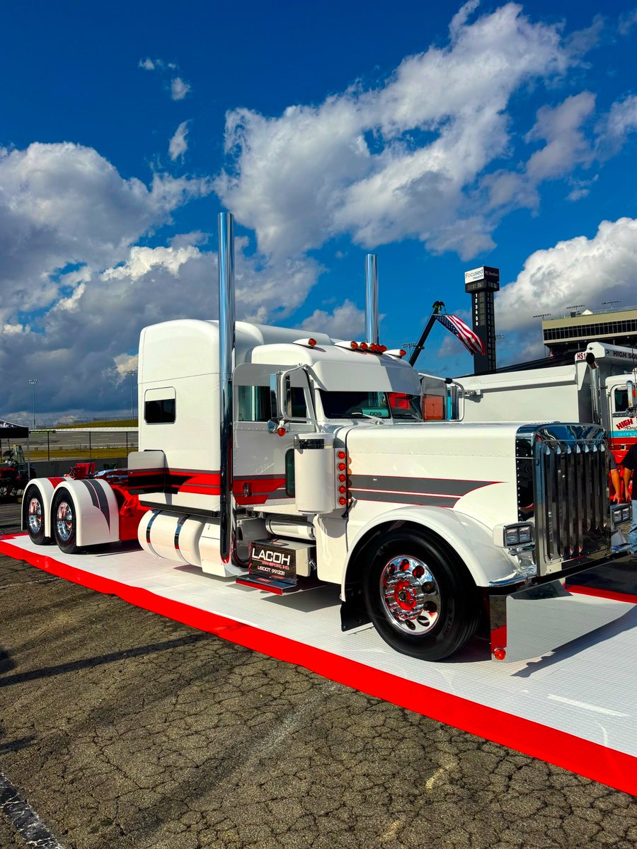 Trukparkingclub's tweet photo. Happy #SideViewSaturday! What do you notice first on this setup: the paint, the chrome, or the stance? ๐ค https://t.co/H9E8kbBjbg
