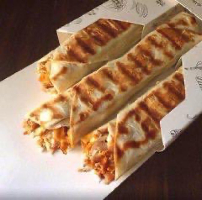kuwx11's tweet photo. برجر والا شاورما 😋 https://t.co/8fEXQK3Tnw