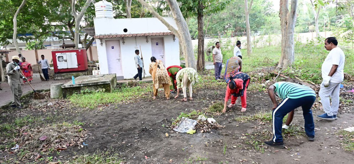 కార్యక్రమంలో కలెక్టర్ గారితో పాటు వివిధ ప్రభుత్వ శాఖల జిల్లా అధికారులు మరియు సిబ్బంది పాల్గొని , ఎంపిక చేసిన పలు ప్రభుత్వ కార్యాలయాల ప్రాంగణంలోని పిచ్చి మొక్కలు మరియు చెత్తాచెదారం తొలగించి శుభ్రం చేశారు . ( 3 / 5 )