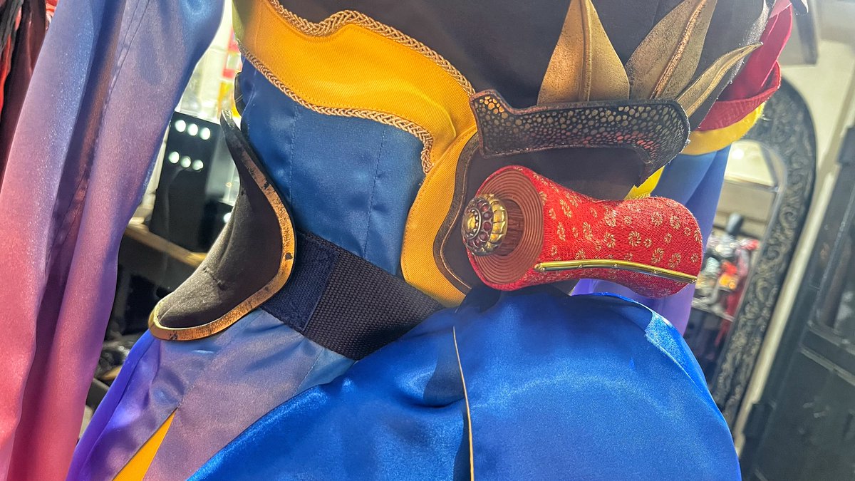 DecodeTY's tweet image. ご厚意で覚醒吹奇ちゃん衣装の後ろも見せていただきました😭帯留巻物なの可愛い過ぎ…胸元のブローチもJAP工房製だけど発売未定らしくて絶対販売して欲しいです…て駄々こねしてしまった…
#牙狼TAIGA
#JAP工房