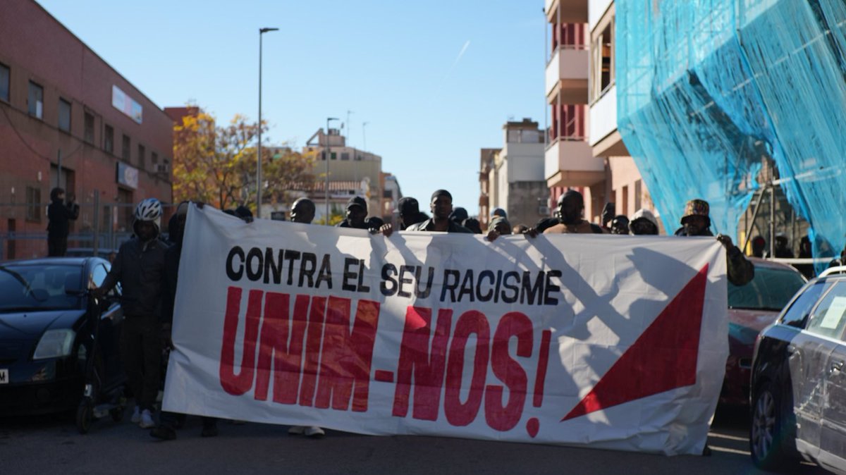 SindicatHabSC's tweet image. 🔵 Albiol està usant aquest desnonament per a fer propaganda racista i culpabilitzar als migrants de la seva situació.

Però no pot amagar la realitat: aquest desallotjament, igual que la resta, només és possible en una societat que concentra la riquesa en cada vegada menys mans.