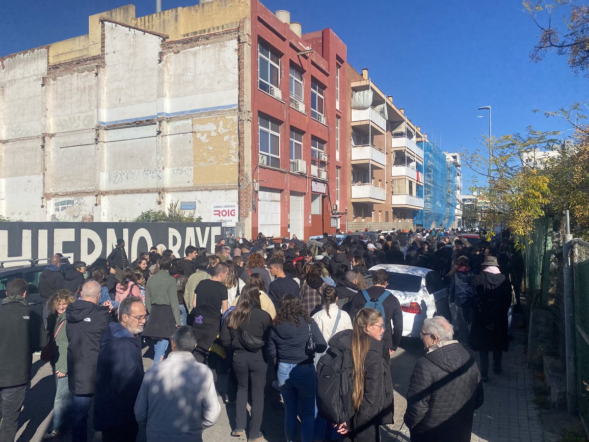 SindicatHabSC's tweet image. 🔵 Albiol està usant aquest desnonament per a fer propaganda racista i culpabilitzar als migrants de la seva situació.

Però no pot amagar la realitat: aquest desallotjament, igual que la resta, només és possible en una societat que concentra la riquesa en cada vegada menys mans.