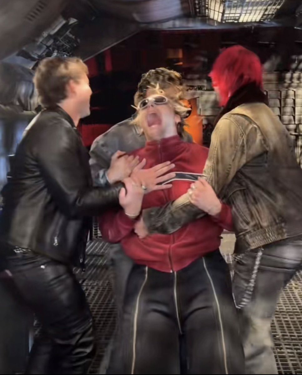 curlsfthemmings's tweet image. GOT NO SLEEP MY EYES ARE BLEEDING
EVERYTHING IS LOSING MEANING 
TELL ME IM YOUR HUMAN BEING MY LOVE