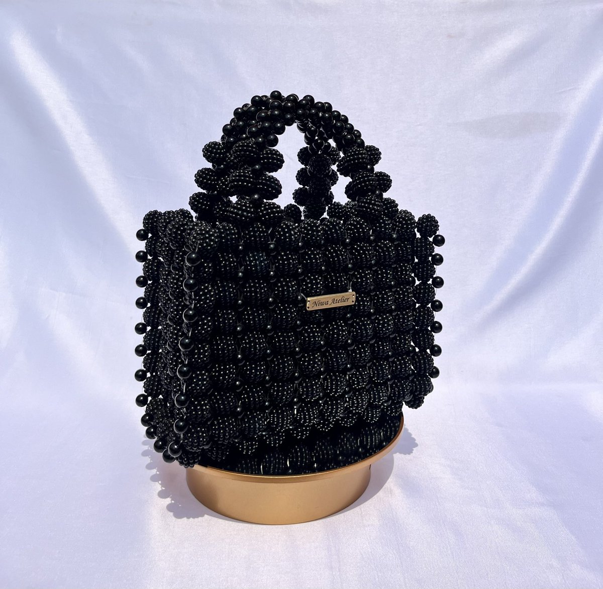 Niwaatelier's tweet photo. Yaba - We Have Arrived. This piece was made for the woman who steps into a room and shifts the atmosphere without saying a word✨

Customizable in any colour that matches your fearless energy. 
Price: 750 cedis  
To order, DM me.

#beadedbag #niwaatelier #beadedaccessories https://t.co/hrfdaf0Ojp