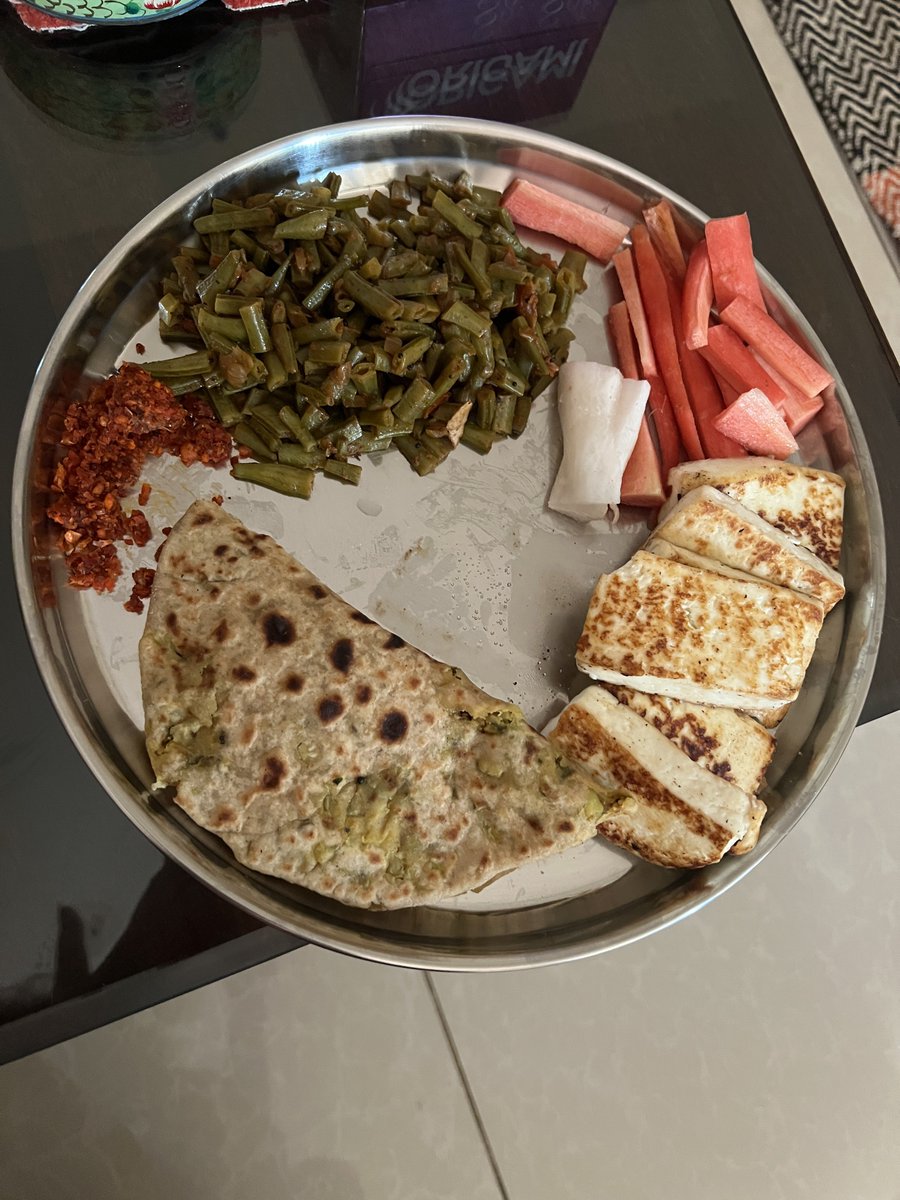 thesneha_'s tweet image. Telling you again :

1. Stop romanticising freshly cooked, garam-garam khana.

2. Meal prep saves time, effort and overeating.

3. Meal prep keeps you on track because when food is ready you avoid doing self-talk like “aaj khane mein kya khaya jaye!”

4. Eating the same meals…