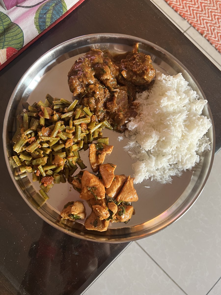 thesneha_'s tweet image. Telling you again :

1. Stop romanticising freshly cooked, garam-garam khana.

2. Meal prep saves time, effort and overeating.

3. Meal prep keeps you on track because when food is ready you avoid doing self-talk like “aaj khane mein kya khaya jaye!”

4. Eating the same meals…