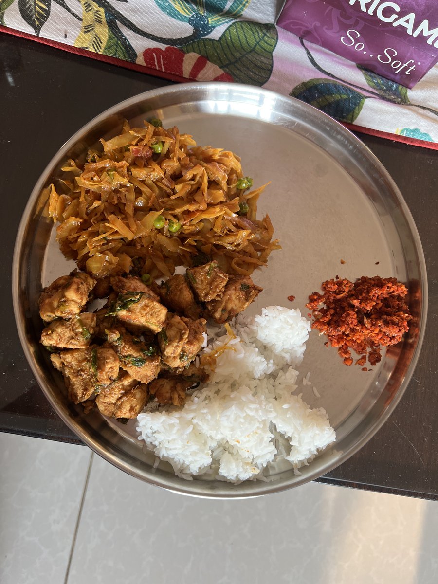 thesneha_'s tweet image. Telling you again :

1. Stop romanticising freshly cooked, garam-garam khana.

2. Meal prep saves time, effort and overeating.

3. Meal prep keeps you on track because when food is ready you avoid doing self-talk like “aaj khane mein kya khaya jaye!”

4. Eating the same meals…