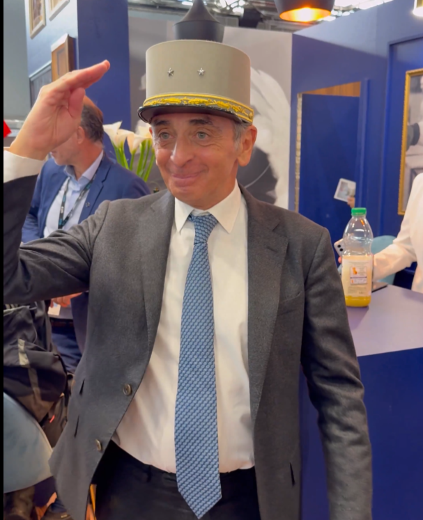 TheSkepticalHe2's tweet image. Un patriote de pacotille qui comme un ado ne résiste pas à se prendre pour son idole.
Non seulement le képi est trop grand pour lui, mais il le trahit en faisant le salut... américain 🤣
#Zemmour #Milipol #Patricotille