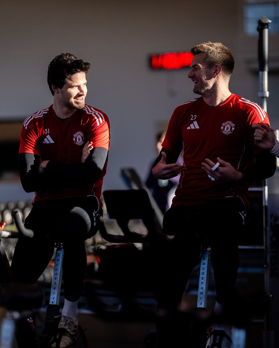 ManUtd's tweet image. It&apos;s workout time 👊