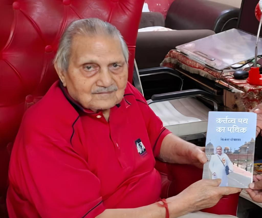 AshokShrivasta6's tweet image. #पिताजी के प्राण तो काशी में थे, अपने गांव तेलारी में थे। हर साल जब स्कूलों की छुट्टी होती तो पूरे परिवार की रेल टिकट बुक करवा कर आते तो आदेश देते पैकिंग कर लो बनारस जाना है। हमारे साथ के बच्चे छुट्टियों में घूमने कहीं कहीं जाते पर हम पिताजी के काशी से मोह के चलते हर साल बनारस ही…