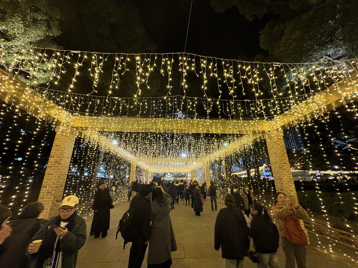 GreatestClassic's tweet image. 24日連続で１万歩を達成しました✨

昨夜は会食で食べ過ぎたのですがウォーキングでリセット完了。

今日は横浜のイルミネーションを見ながら散歩しました。
寒くなる前に気持ちよく歩ける今を満喫します🚶‍♂️✨

#ウォーキング #ダイエット #健康 #フィットネス #散歩 #横浜 #イルミネーション