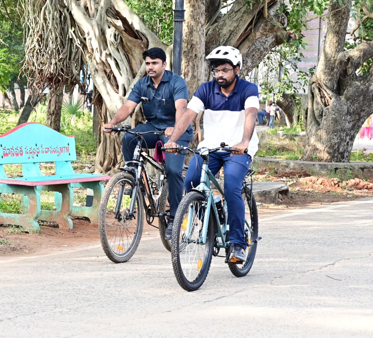 సామాజిక బాధ్యతగా వ్యవహరించి ప్రతి శనివారం కార్యాలయ విధులకు సైకిల్ లేదా నడక ద్వారా రావాలని ఉద్యోగులకు పిలుపు నిచ్చిన కలెక్టర్ గారు ,  శనివారం ఉదయం యధావిధిగా సైకిల్ పై వచ్చి కార్యాలయ విధులకు హాజరయ్యారు . ( 5 / 5 )
