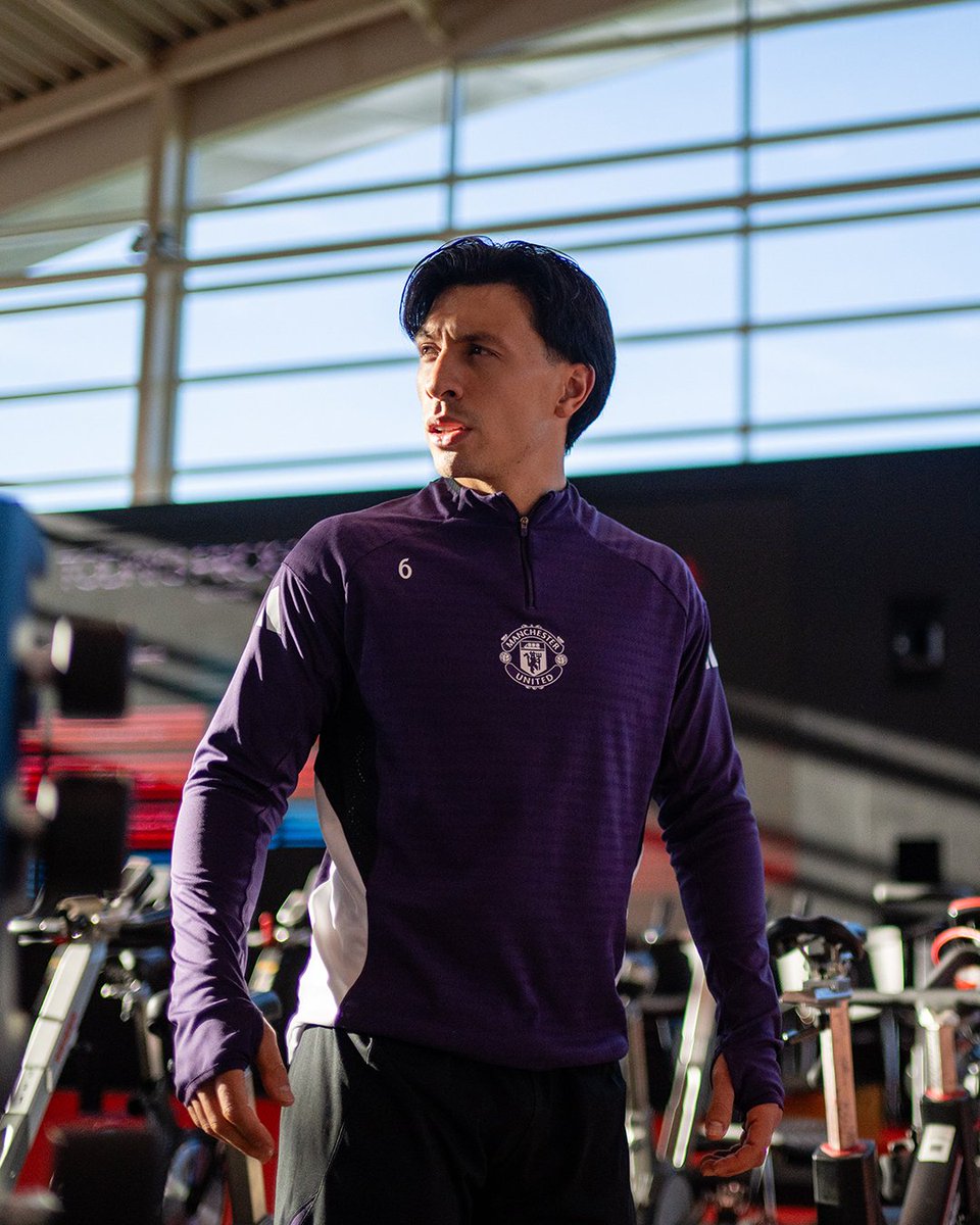 ManUtd's tweet image. Grafting, always 💯

🤝 @LisandrMartinez