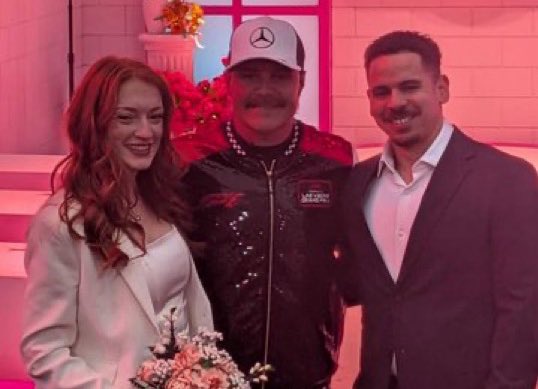 LMAOOOOO

So at every Las Vegas Grand Prix, there is a chapel where people can get married

AND VALTTERI BOTTAS DECIDED TO WALK THE BRIDE DOWN THE AISLE FOR A WEDDING TODAY 🤣🤣