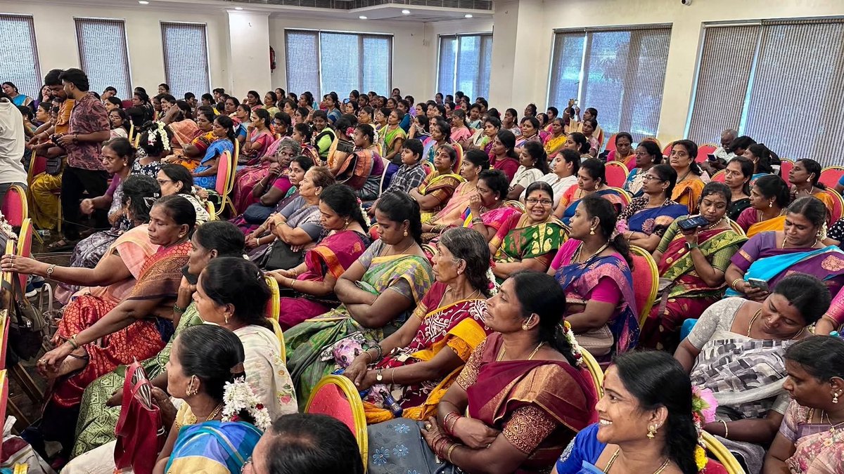 CuddaloreMuthu's tweet image. இன்று, சென்னையில் நடைபெற்ற, பாட்டாளி மக்கள் கட்சியின் மகளிர் சங்க நிர்வாகிகள் ஆலோசனைக் கூட்டத்தில் முனைவர் சௌமியா அன்புமணி அண்ணியார் அவர்கள் பங்கேற்று உரையாற்றிய போது.!

#sowmiyaanbumani