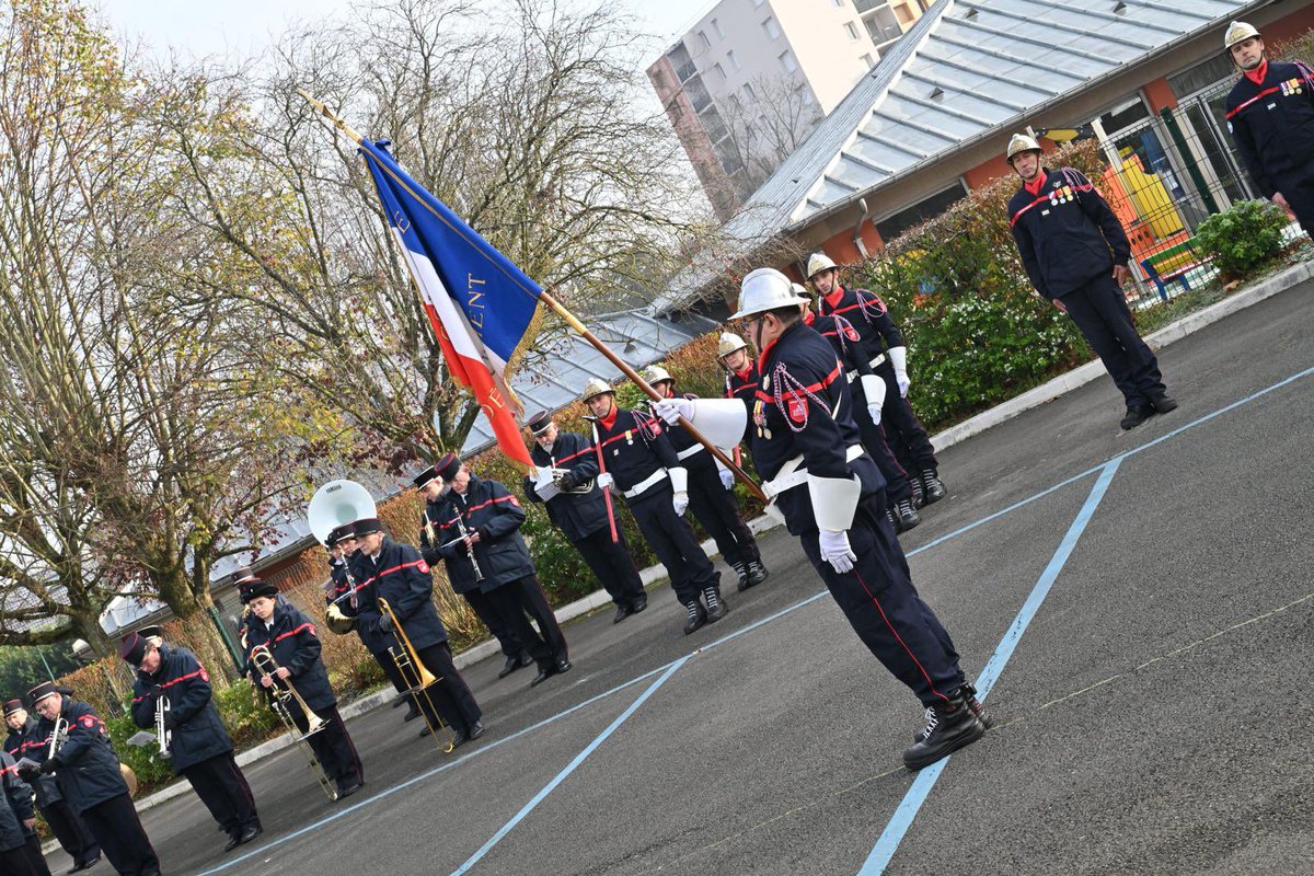 Merci au Lieutenant Celia pour ses années de dévouement et nous souhaitons une pleine réussite au Lieutenant Poncet dans ses nouvelles fonctions ! 👏 

Merci également à la <a href="/MusiqueSP95/">MusiquePompiers95</a> d’avoir rythmé cette cérémonie. 🎶 

📸 Crédit photos : T. Colson - Sdis 95