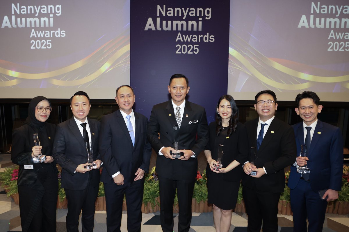 AgusYudhoyono's tweet photo. Jumat malam (21/11) di Singapura, saya kembali membersamai keluarga besar almamater @NTUsg untuk menerima Nanyang Distinguished Alumni Award. Ini merupakan kehormatan yang sangat berarti bagi saya dan menjadi penyemangat ke depan. NTU mengajarkan saya untuk berpikir kritis dan strategis, serta melihat kepemimpinan dari perspektif yang lebih luas. Sekitar sepuluh tahun setelah studi di Singapura, saya bertransformasi dari pengabdian di dunia militer dan memasuki dunia politik. Bentuk pengabdiannya berbeda, tetapi misinya tetap sama: mengabdi kepada Indonesia.

Cara berpikir analitis, lintas disiplin, dan berorientasi masa depan yang saya dapatkan di NTU selalu menemani saya dalam setiap langkah pengabdian. Saya percaya bahwa kebijakan yang baik memerlukan nilai dan gagasan yang diuji oleh data, dipandu empati, dan disempurnakan oleh ilmu pengetahuan. Kekuatan harus selalu diarahkan oleh wawasan dan kebijaksanaan. Cara pandang itu terus membimbing saya dalam melihat kepentingan nasional, stabilitas kawasan, dan kerja sama global.

Terima kasih atas apresiasi @NTUsg kepada kami para alumni. Selamat juga untuk para alumni penerima penghargaan lainnya. Semoga kita semua bisa terus mengharumkan nama almamater di bidang dan profesi masing-masing, dan bisa terus berperan dan berkontribusi untuk Indonesia juga membangun hubungan yang baik dengan Singapura.

Nanyang Technological University adalah almamater yang selalu saya banggakan!