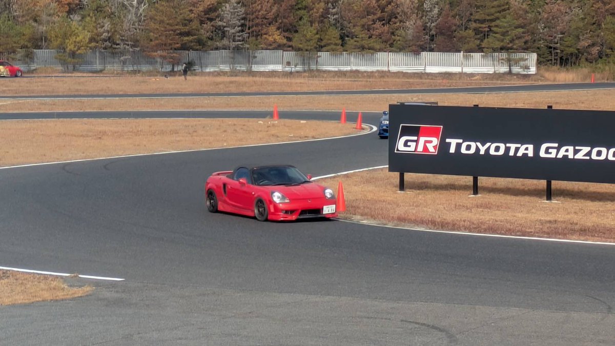 にーけん走お疲れ様でした！
今回は無事に看板壊しませんでした‼️
初めてサーキット持ち込んだ街乗り号と3年落ち溝なし死にかけR1Rでしたが、思ってたより車が良い動きしたので楽しかったです٩( 'ω' )و
ベストは64.752、セカンドベストは65.170でした（）

次はサーキット号で走りに行きます(´；ω；`)