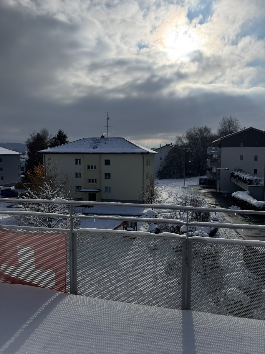 ThomChamp's tweet image. (Oui il y a 30cm de neige sur le balcon)