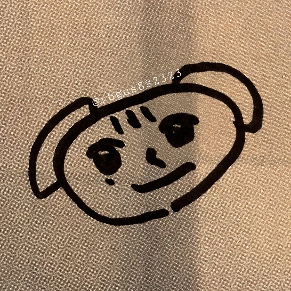 251122 비트로드 팬싸인회 #규현 

팬싸에서 규매 그려달라고 꼭 해보고싶었어서 부탁했는데 얼떨떨해보이는 규매가 탄생햇어요...