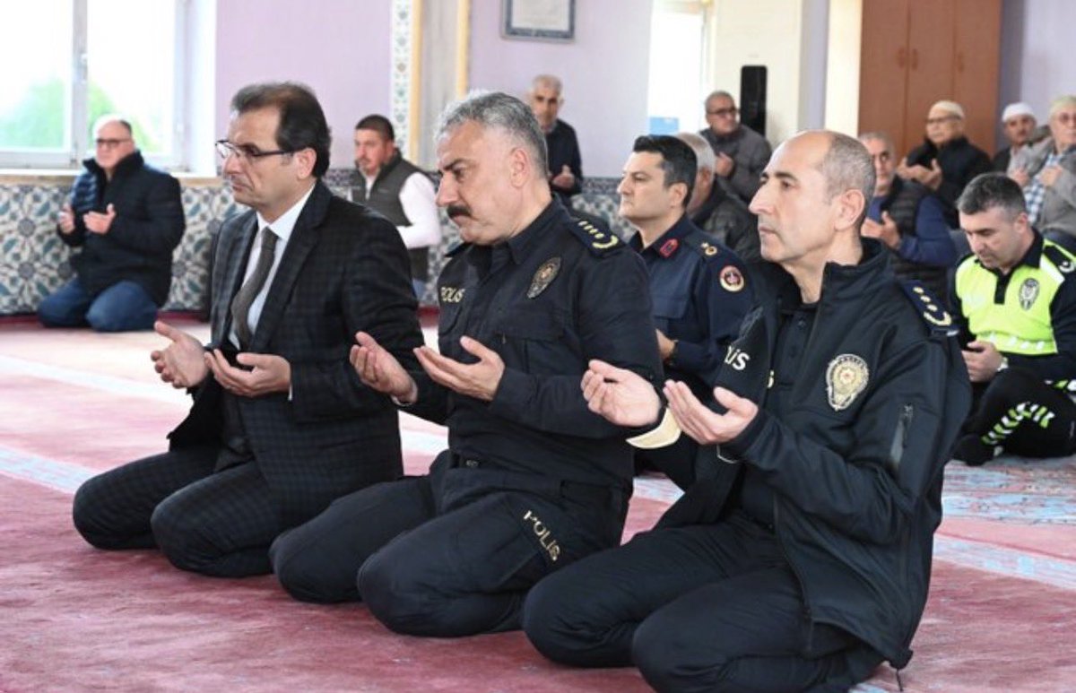 Recep Tayyip Erdoğan'dan önce böyle bir görüntü memurluktan atılma sebebiydi.

Erdoğan geldi bu haksızlık, bu zulüm bitti…