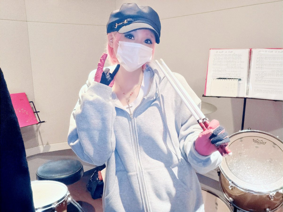 hina_drums's tweet image. 本日はレッスン・デイでした〜‼️🥁🥁

本格的に寒くなって来たけど、ドラム叩いている時はめちゃ暑いよね〜😆🙌🔥🔥

もっともっと、ドラムで熱くなりましょっ！！😊💪💥💥

✅【HINA個人ドラム・レッスン】はこちらから💁‍♀️
jackup.co.jp/hina_dl/