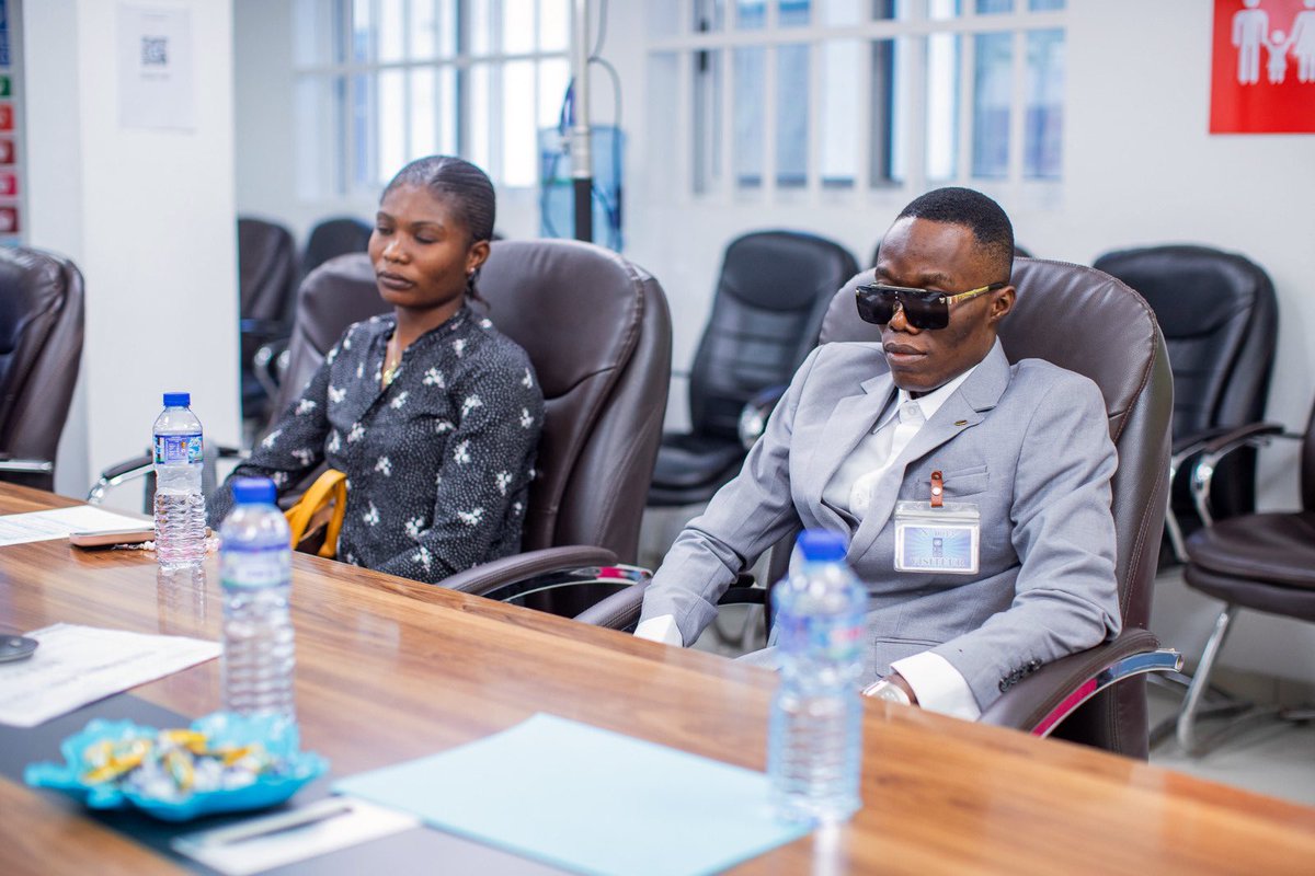 UN_Togo's tweet photo. Nous célébrons avec la @fetaphTogo le mois de l’inclusion du 15 nov au 15 déc en recevant des personnes handicapées dans toutes les agences des @ONU_fr au Togo🇹🇬.
Merci Mr Nestor Agbokou, licencié en droit, malvoyant, amateur de sport et danse, pour ces riches moments.
#ODD10 https://t.co/j8NF6Q2dS2