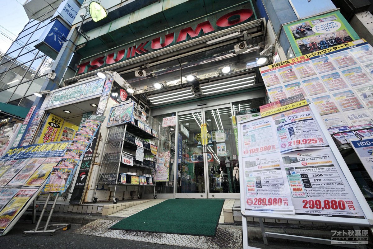 ツクモパソコン本店入り口のホワイトボードは、ゲーム「ゼンレスゾーン