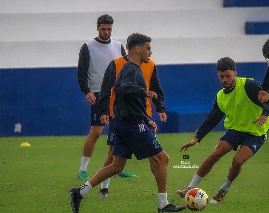 SDTenisca's tweet image. 🌧 Al mal tiempo, buena cara 

🔜 Últimas sesiones bajo la lluvia para el enfrentamiento de mañana a partir de las 12:00 frente al Marino en el sur de Tenerife 

#LaFuerzaDeUnaSociedad 

📸 Ligia Fotografía