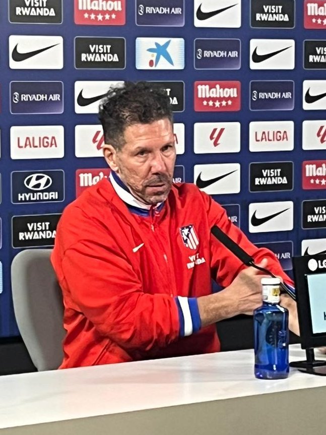 partidazocope's tweet image. 🔴⚪️ Jan Oblak baja en el @Atleti para el partido de mañana frente al @GetafeCF 

🎙️ Lo acaba de confirmar Simeone en RdP

❌ Giuliano irá convocado pero no está claro que juegue. Cardoso tampoco será titular y Le Normand sigue de baja

📷 @RuizAntonito 

📻 #PartidazoCOPE