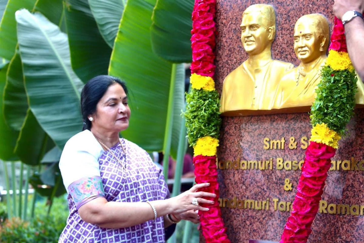 SBSUSA007's tweet image. Great gesture!! Happy Birthday!! 🎉

కోవూరు ఎమ్మెల్యే &amp;amp; టిటిడి బోర్డు సభ్యురాలు వేమిరెడ్డి ప్రశాంతి రెడ్డి గారు @Prashanthi_VPR తమ పుట్టినరోజు సందర్భంగా హైదరాబాద్‌లోని Basavatarakam Indo American Cancer Hospital &amp;amp; Research Institute సిబ్బందికి వస్త్రదానం చేసి సేవా మనసుకు మరోసారి…