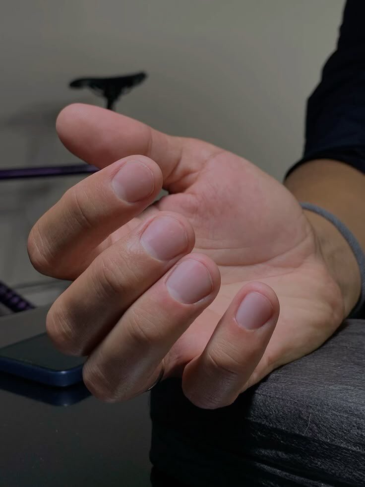 temiz ısırılmamıs koparılmamıs özensiz olmayan eller