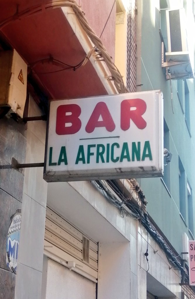 Nombres de antiguos bares que sugieren historias.
#Zaragoza