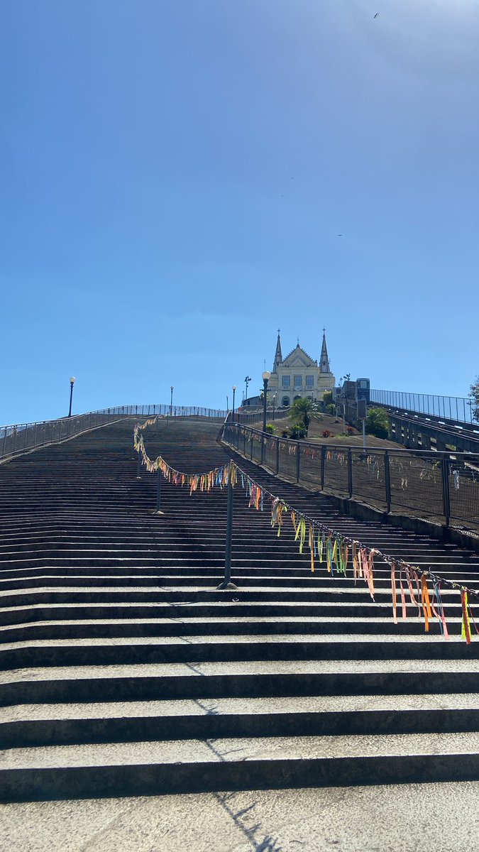 viajecomcadu's tweet photo. Vim correndo até a Igreja da Penha pedir nosso Mengo campeão semana que vem e tá cheio de urubu sobrevoando. 

SEREMOS 🙏🏼 https://t.co/7rT1jFZHYj