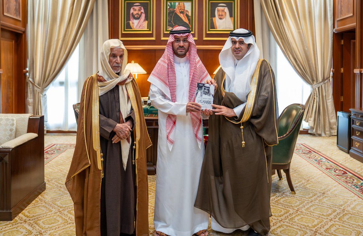 سعدنا في زيارتنا لحائل بلقاء سمو نائب أمير منطقة حائل صاحب السمو الملكي الأمير فيصل بن فهد بن مقرن بن عبدالعزيز -حفظه الله- في مكتبه بديوان الإمارة، وقد سرني دعم الأمير فيصل للثقافة واهتمامه بالمثقفين، فهنيئًا لحائل بسموه.