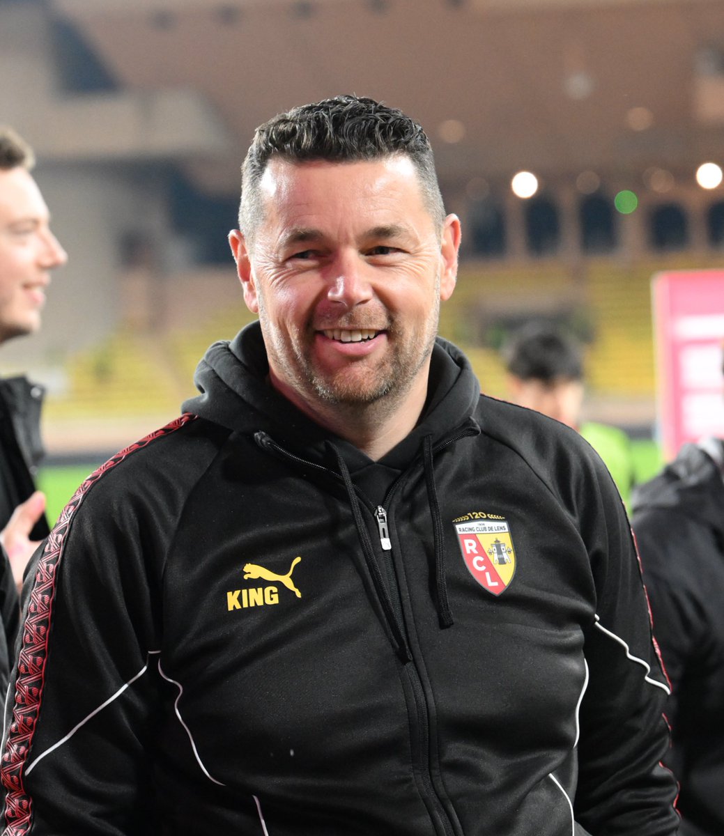 _BeFootball's tweet image. 𝗪𝗢𝗪 : Pierre Sage 🇫🇷 est 𝗗𝗔𝗡𝗦 𝗦𝗢𝗡 𝗘́𝗟𝗘́𝗠𝗘𝗡𝗧 à Lens ❤️💛🤩:

« Ça ressemble à ce que j’ai connu en National 2 en termes de famille. 𝗩𝗼𝗶𝗿 𝗰̧𝗮 𝗮𝘂 𝗽𝗹𝘂𝘀 𝗵𝗮𝘂𝘁 𝗻𝗶𝘃𝗲𝗮𝘂, 𝗰’𝗲𝘀𝘁 𝘃𝗿𝗮𝗶𝗺𝗲𝗻𝘁 𝘁𝗿𝗲̀𝘀 𝘀𝘂𝗿𝗽𝗿𝗲𝗻𝗮𝗻𝘁 𝗲𝘁 𝘀𝘂𝗿𝘁𝗼𝘂𝘁…