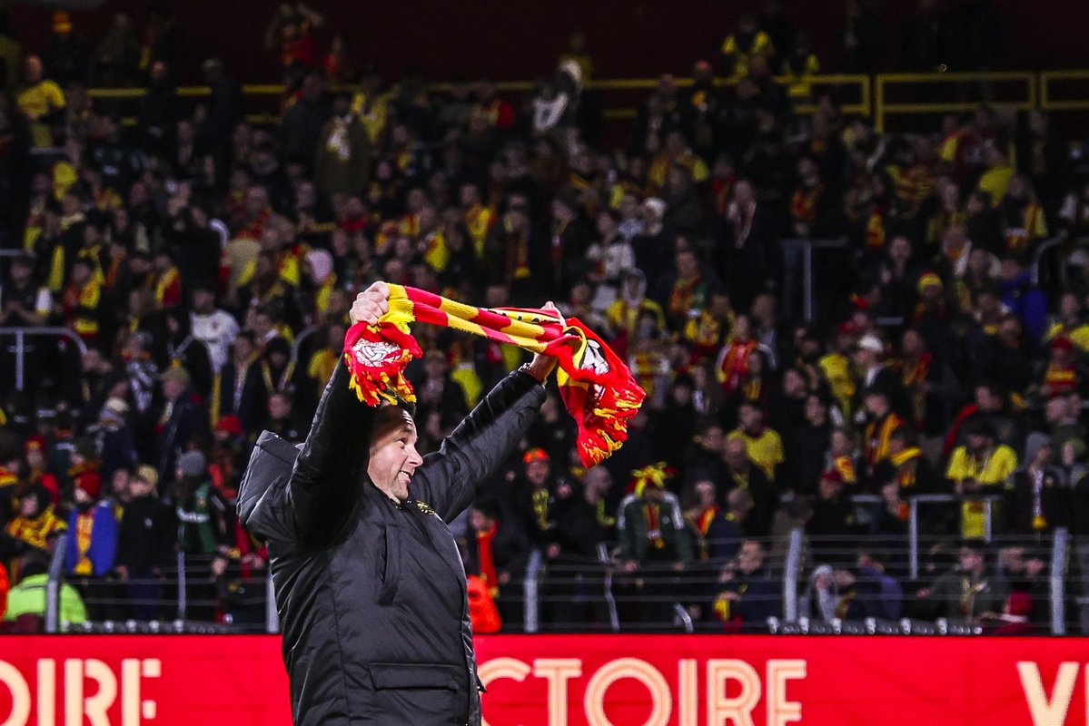 _BeFootball's tweet image. 𝗪𝗢𝗪 : Pierre Sage 🇫🇷 est 𝗗𝗔𝗡𝗦 𝗦𝗢𝗡 𝗘́𝗟𝗘́𝗠𝗘𝗡𝗧 à Lens ❤️💛🤩:

« Ça ressemble à ce que j’ai connu en National 2 en termes de famille. 𝗩𝗼𝗶𝗿 𝗰̧𝗮 𝗮𝘂 𝗽𝗹𝘂𝘀 𝗵𝗮𝘂𝘁 𝗻𝗶𝘃𝗲𝗮𝘂, 𝗰’𝗲𝘀𝘁 𝘃𝗿𝗮𝗶𝗺𝗲𝗻𝘁 𝘁𝗿𝗲̀𝘀 𝘀𝘂𝗿𝗽𝗿𝗲𝗻𝗮𝗻𝘁 𝗲𝘁 𝘀𝘂𝗿𝘁𝗼𝘂𝘁…