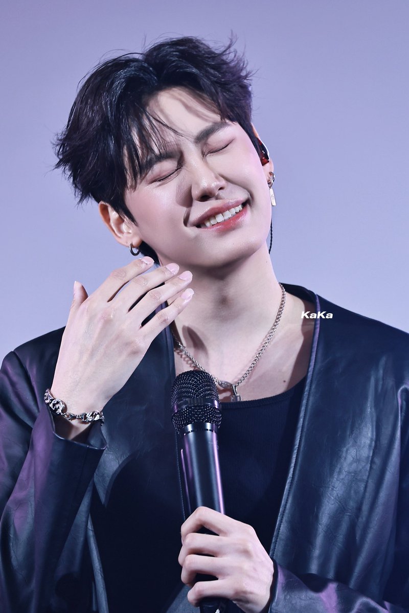 Princess0KaKa0's tweet image. After every event, I scroll through my pics: 90% are him being so adorable,and less than 10% are handsome shots. This guy’s cuteness level is off the charts!  30 but looks like he&apos;s still 18❤️

#bb0un